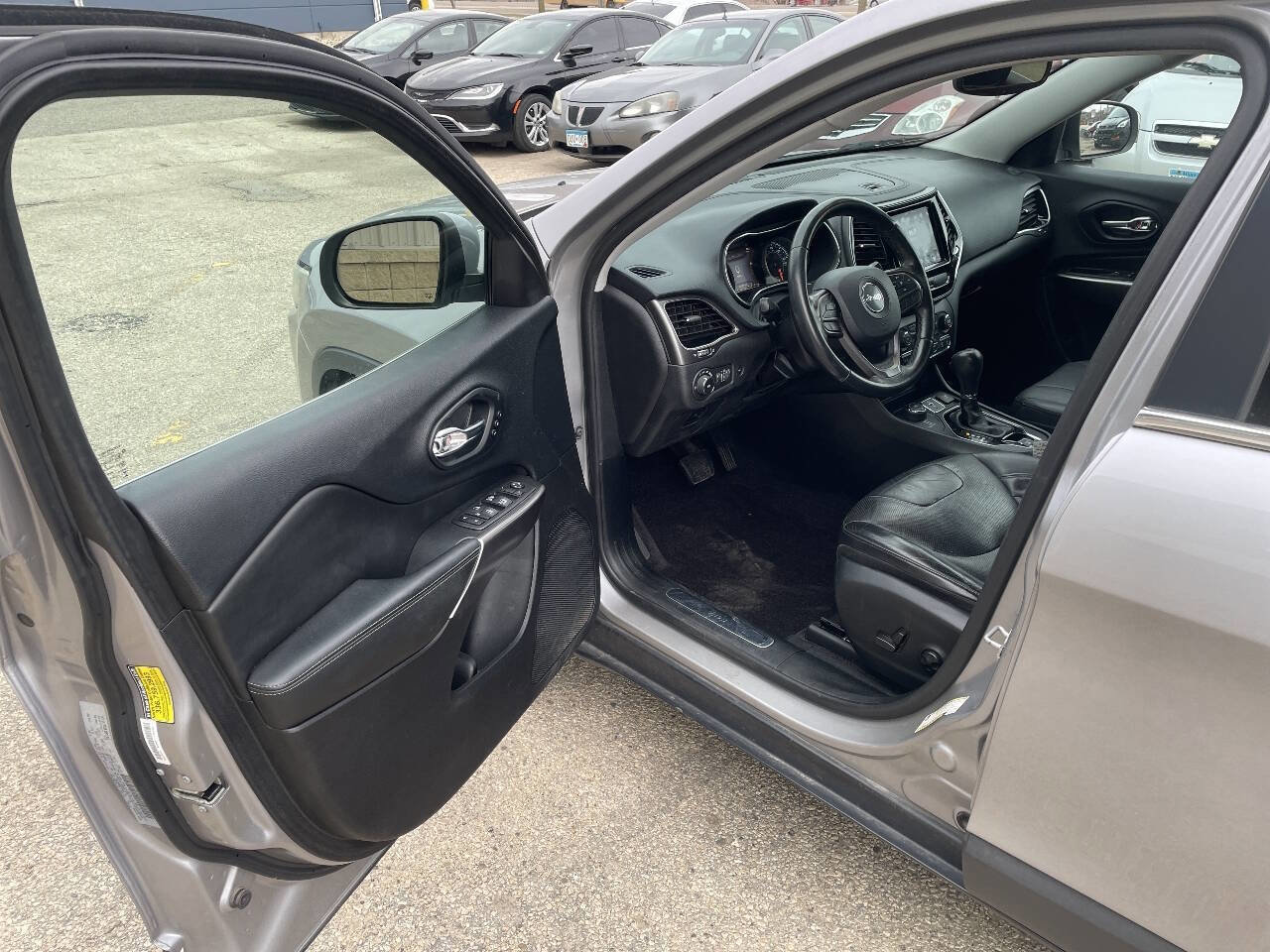 Used 2019 Jeep Cherokee Limited image 9