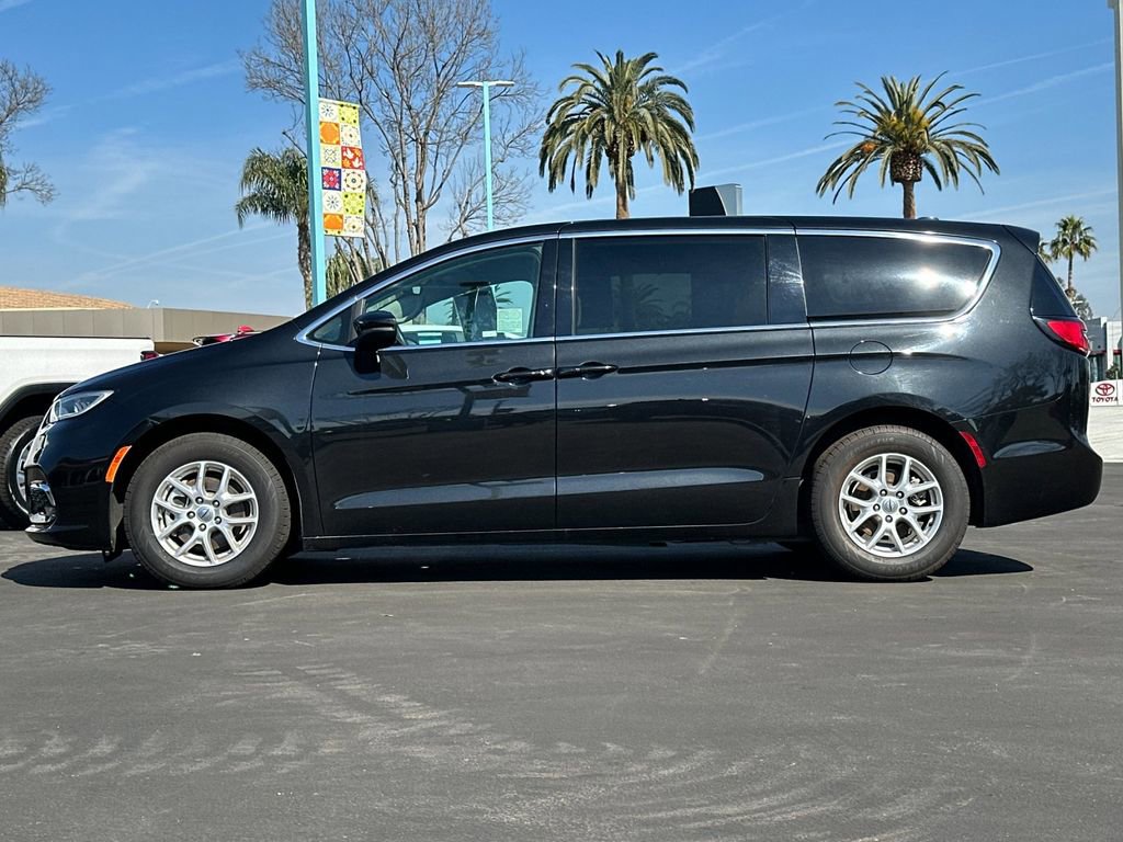 Used 2023 Chrysler Pacifica Touring-L FWD image 6