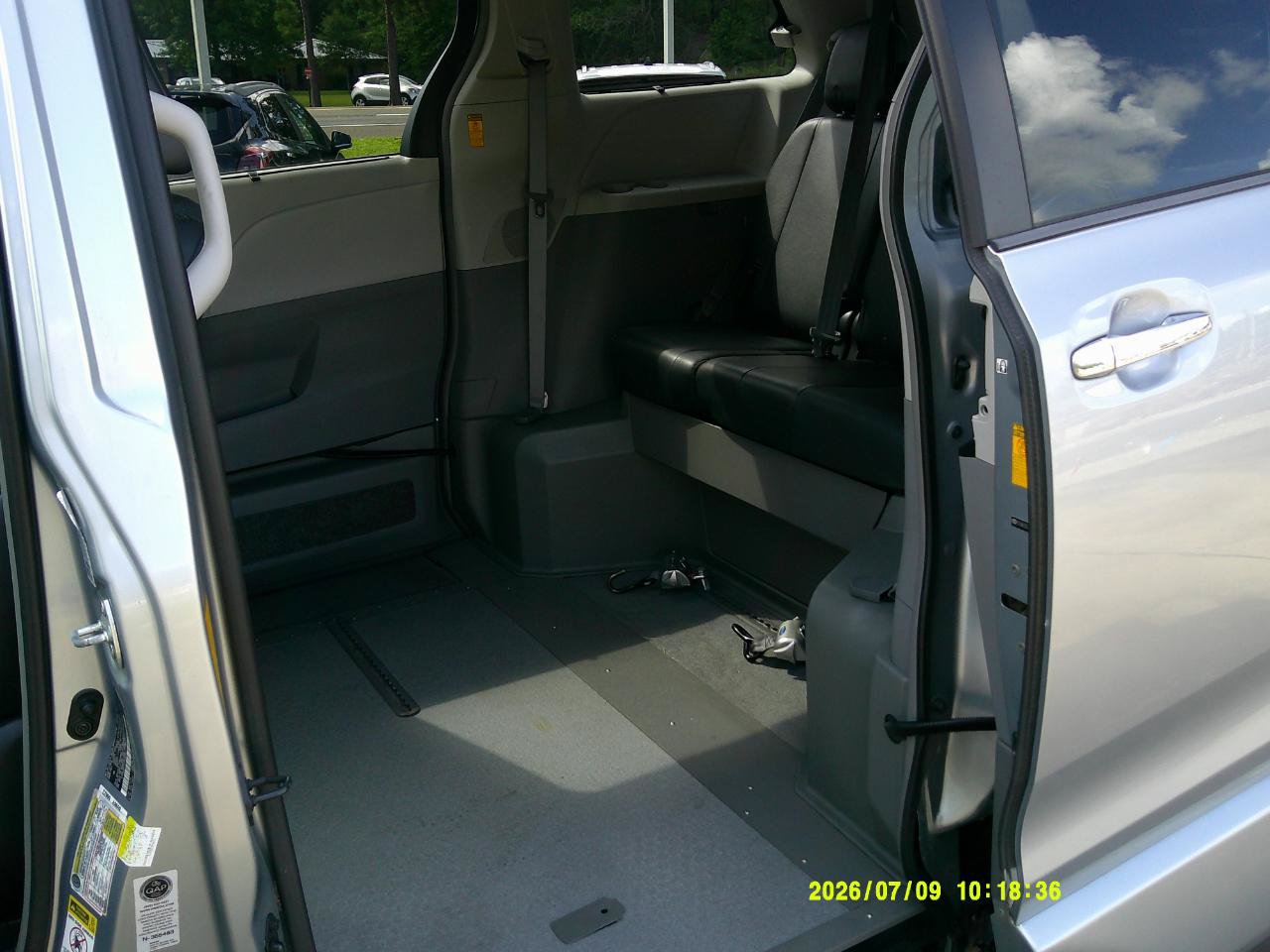 Used 2014 Toyota Sienna SE FWD image 11