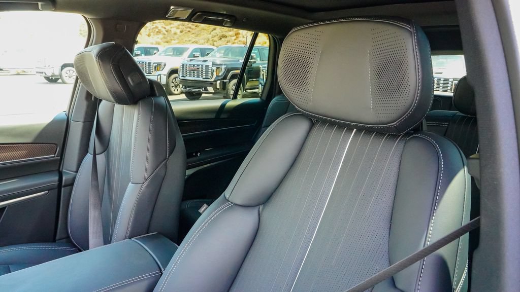 New 2027 Cadillac Vistiq Luxury w/ LPO, Floor Liner Package AWD/4WD image 12