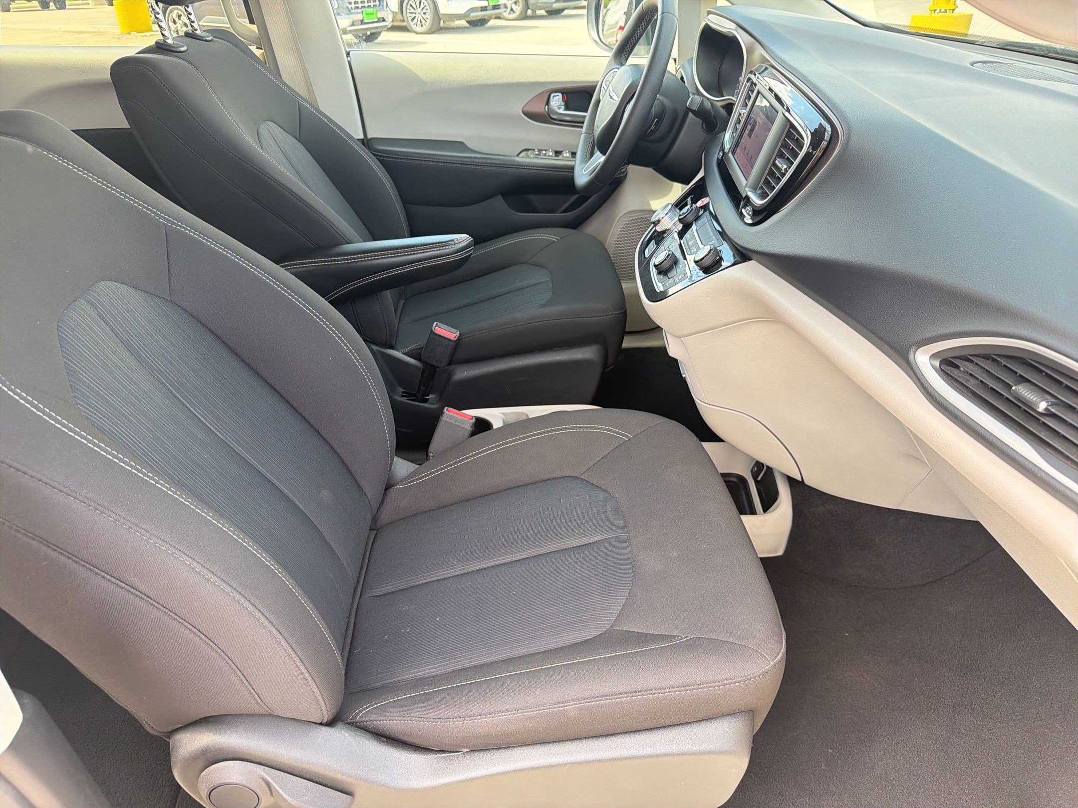 Used 2024 Chrysler Voyager LX image 29