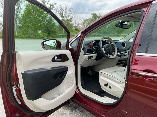 Used 2019 Chrysler Pacifica Limited FWD image 16