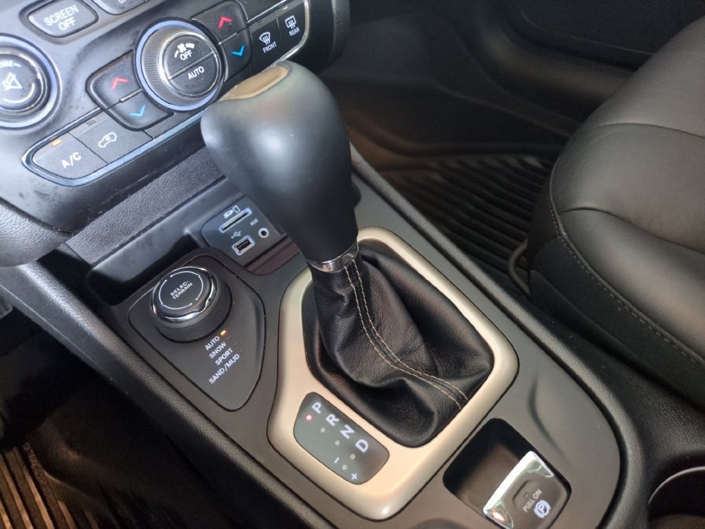Used 2018 Jeep Cherokee Limited AWD/4WD image 28