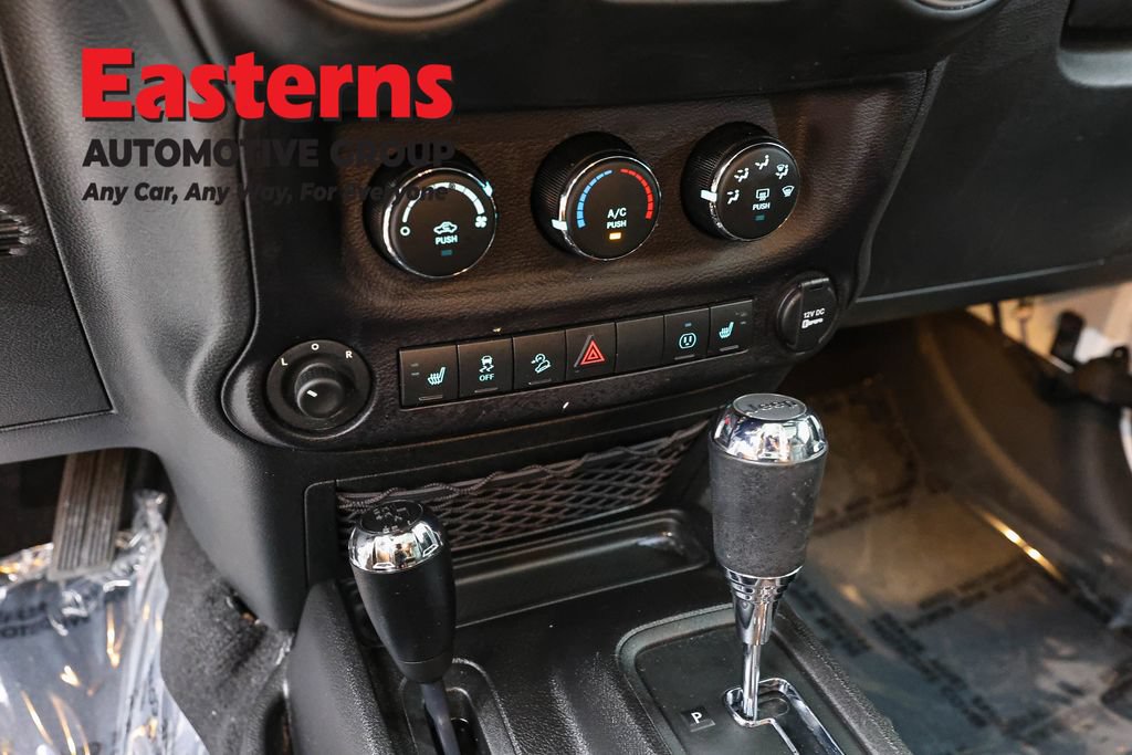 Used 2015 Jeep Wrangler Unlimited Sahara w/ Connectivity Group AWD/4WD image 22