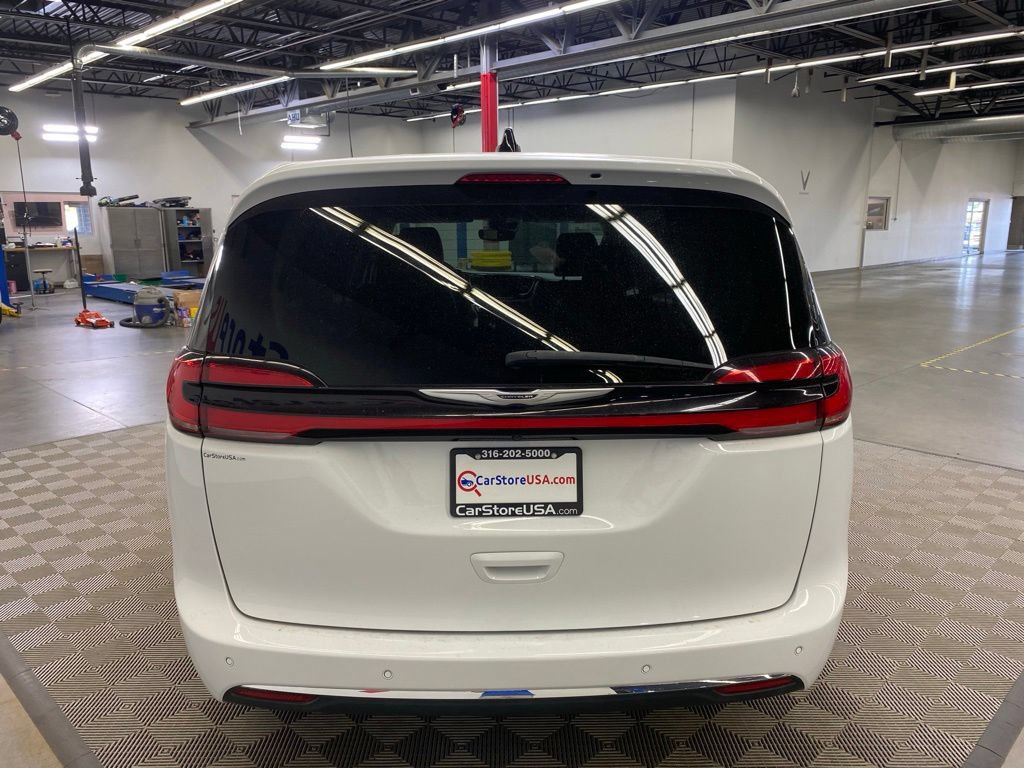 Used 2024 Chrysler Pacifica Touring-L FWD image 15