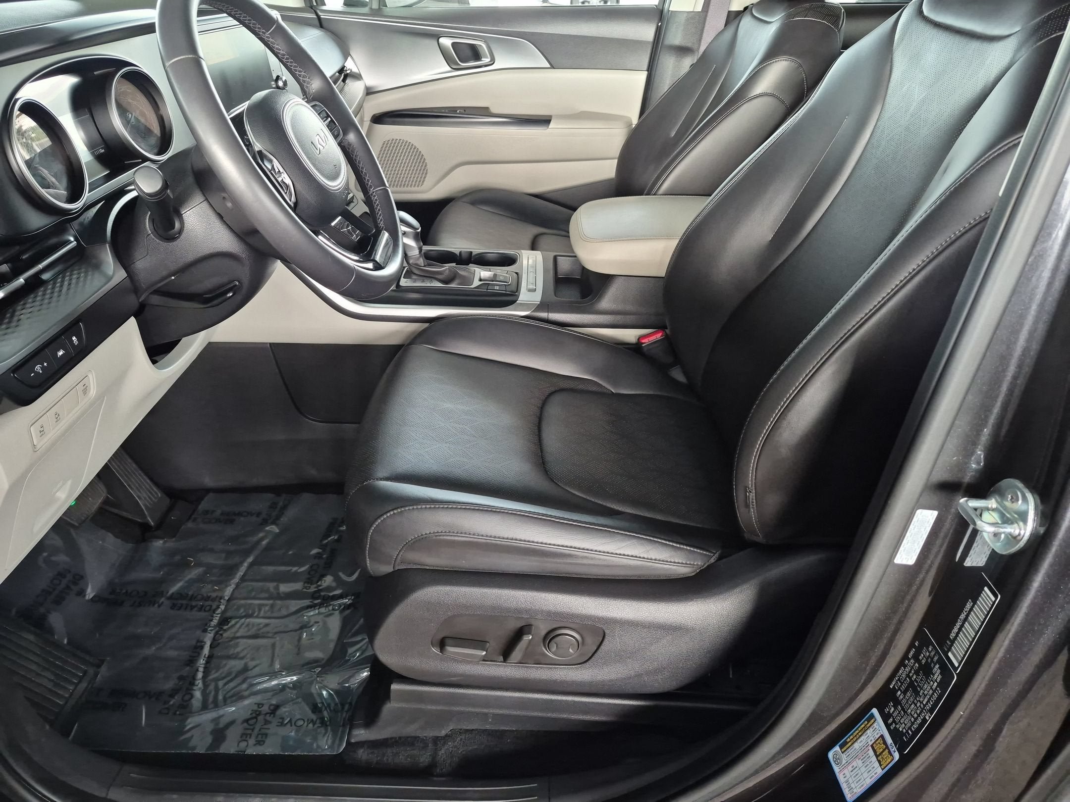 Used 2024 Kia Carnival LX FWD image 13