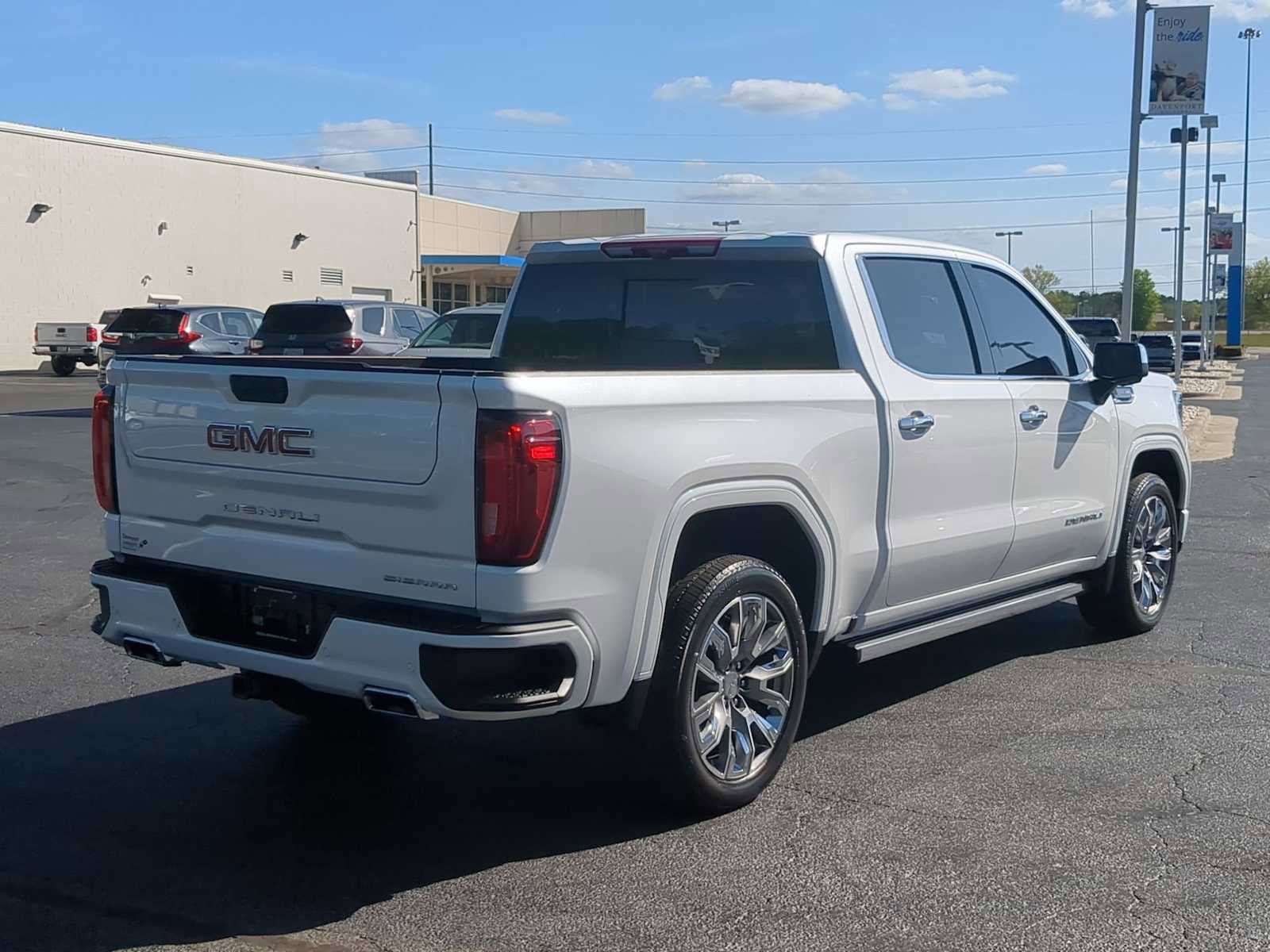 Used 2025 GMC Sierra 1500 Denali w/ Denali Reserve Package AWD/4WD image 8