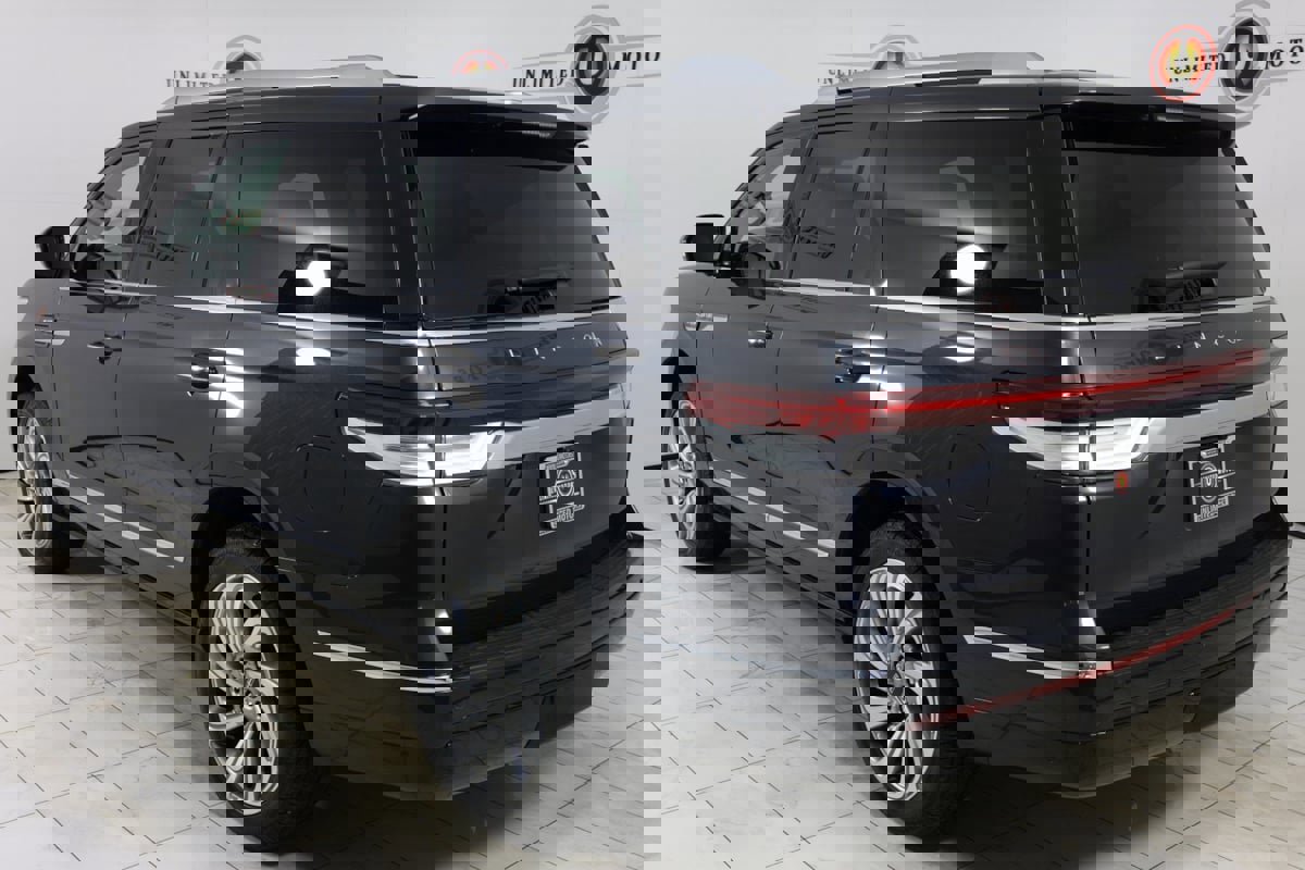 Used 2023 Lincoln Navigator Reserve image 4