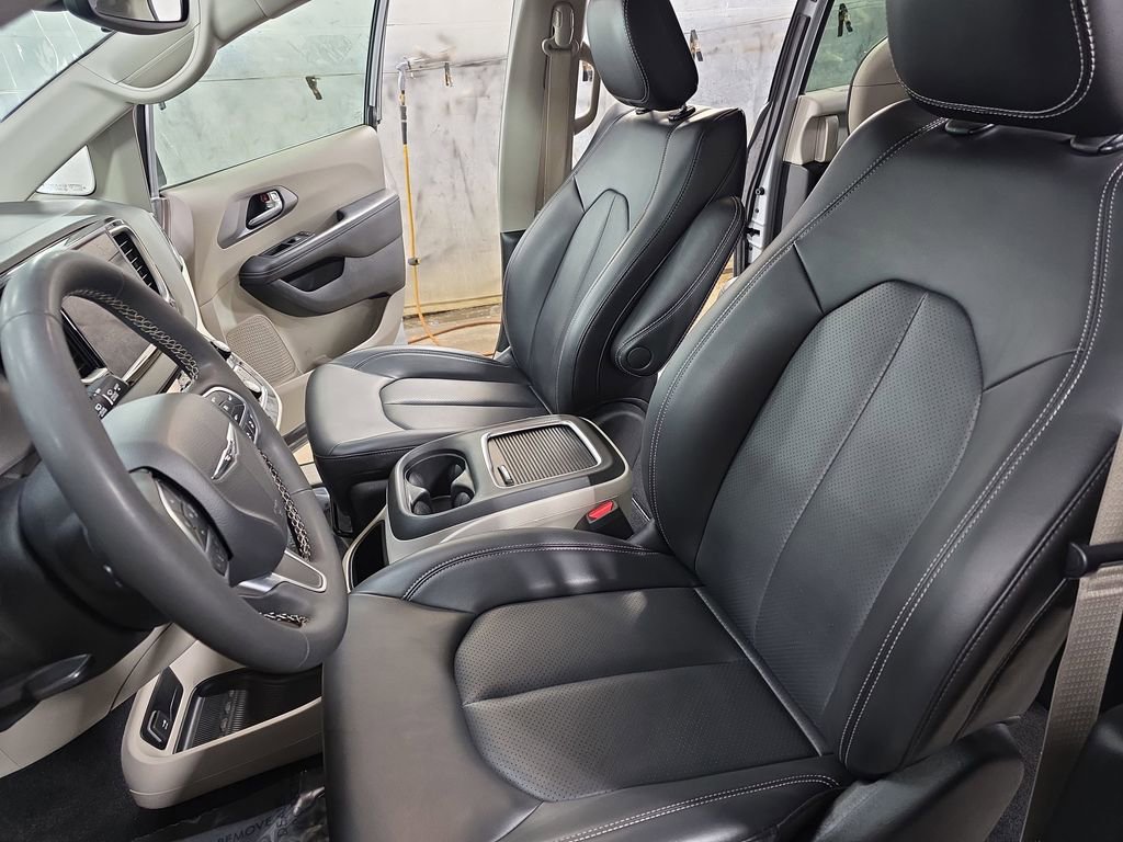 Used 2023 Chrysler Pacifica Touring-L image 17