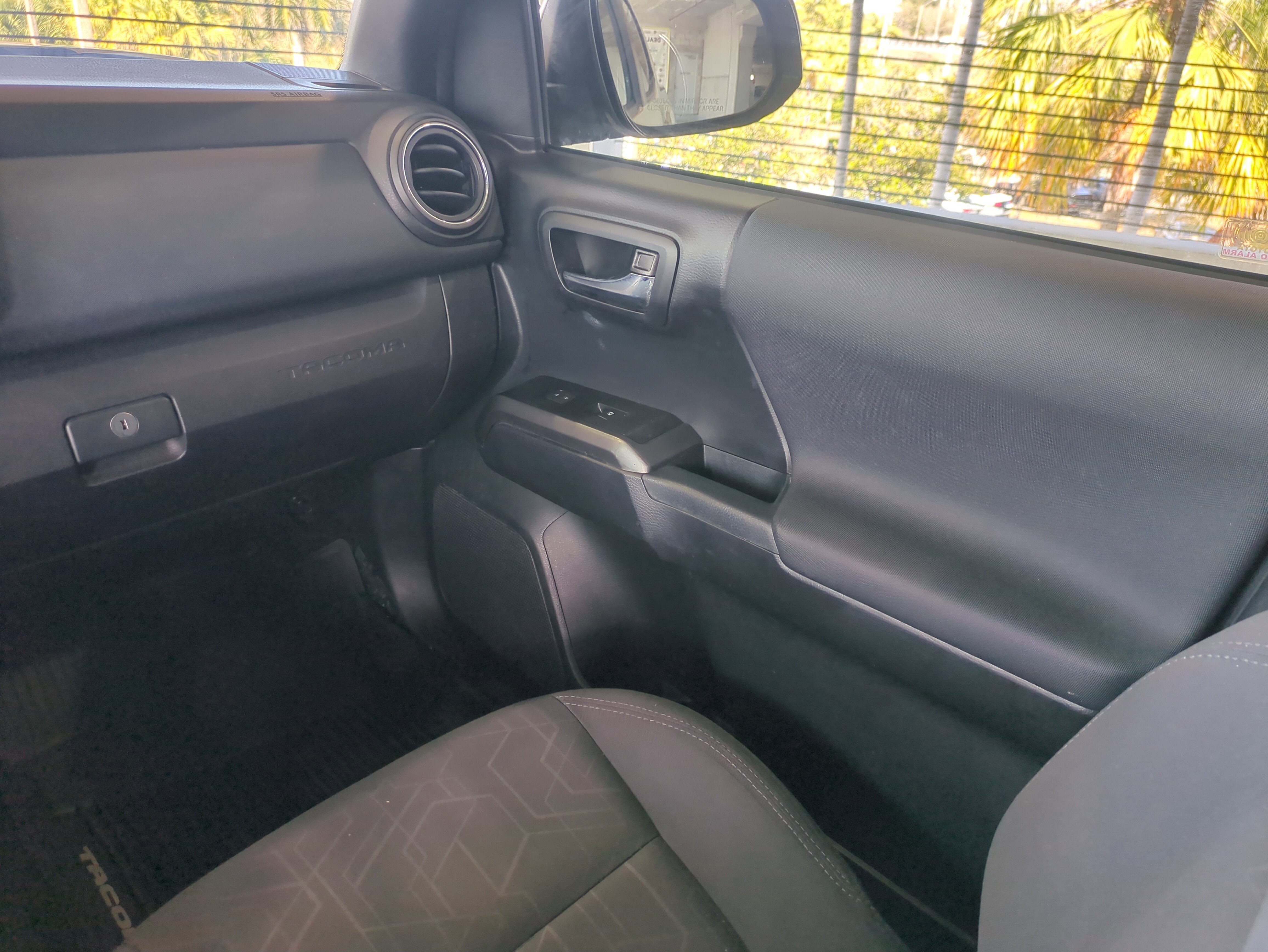 Used 2018 Toyota Tacoma TRD Sport image 19