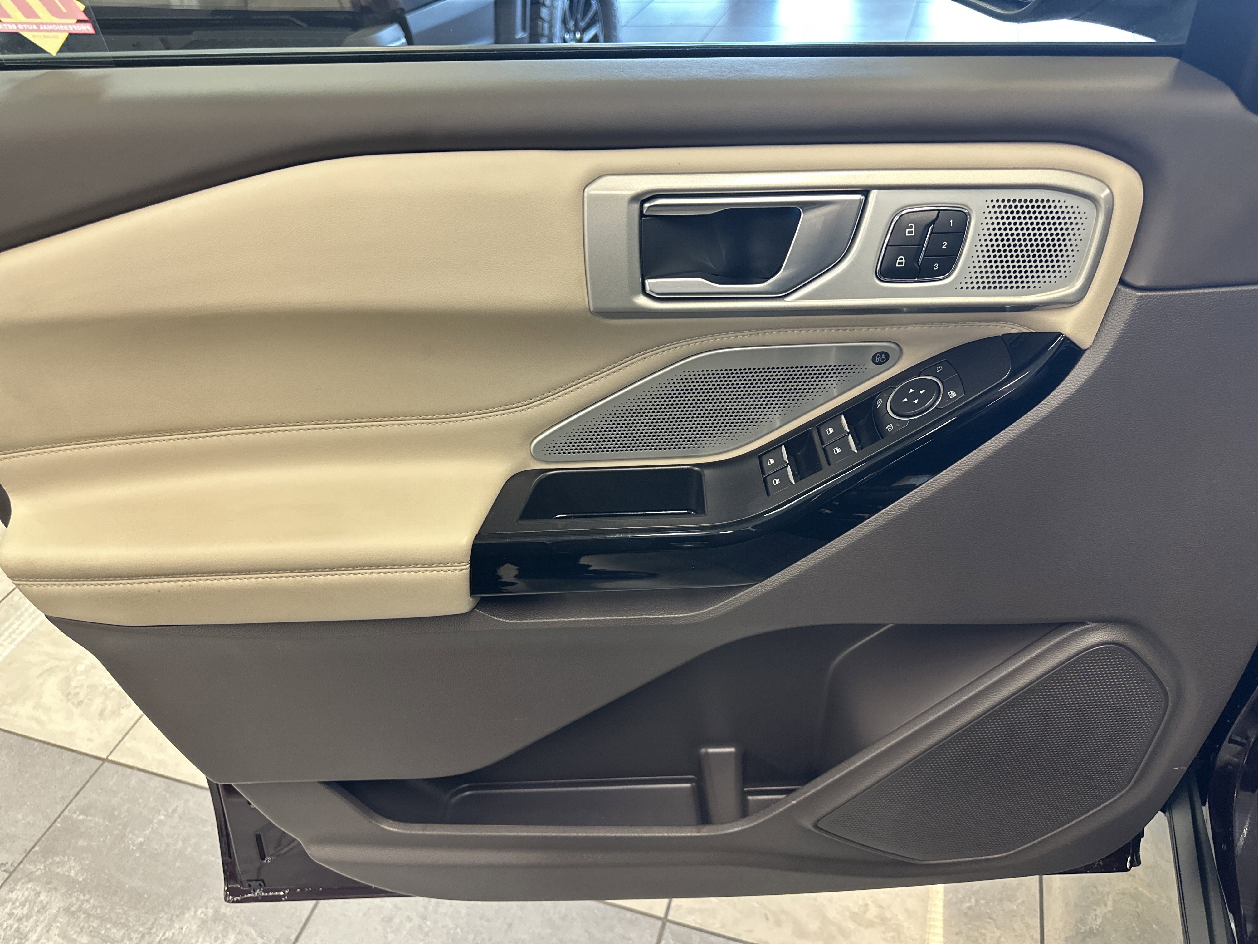 Used 2022 Ford Explorer Platinum w/ Technology Package image 23