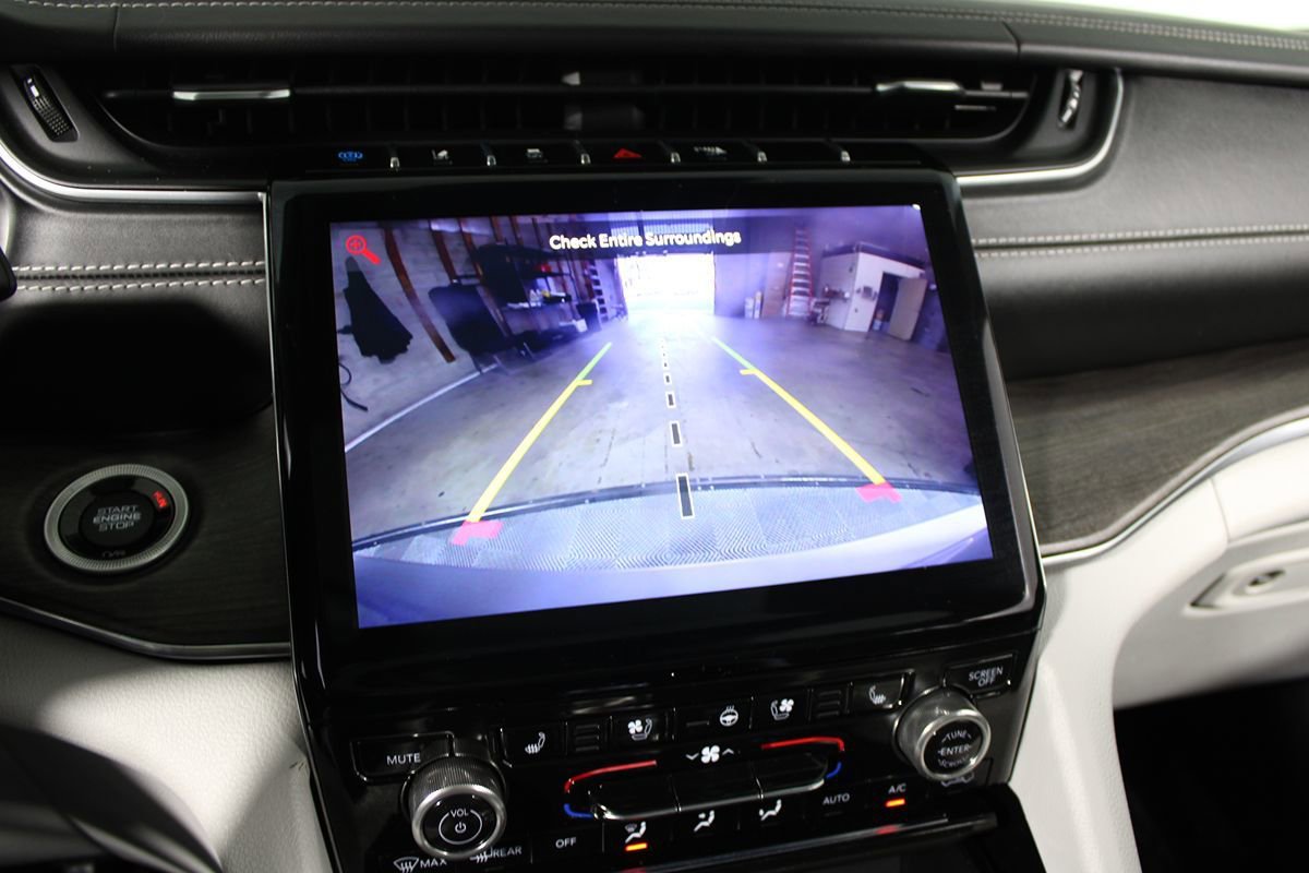 Used 2022 Jeep Grand Cherokee Overland w/ Luxury Tech Group IV AWD/4WD image 16