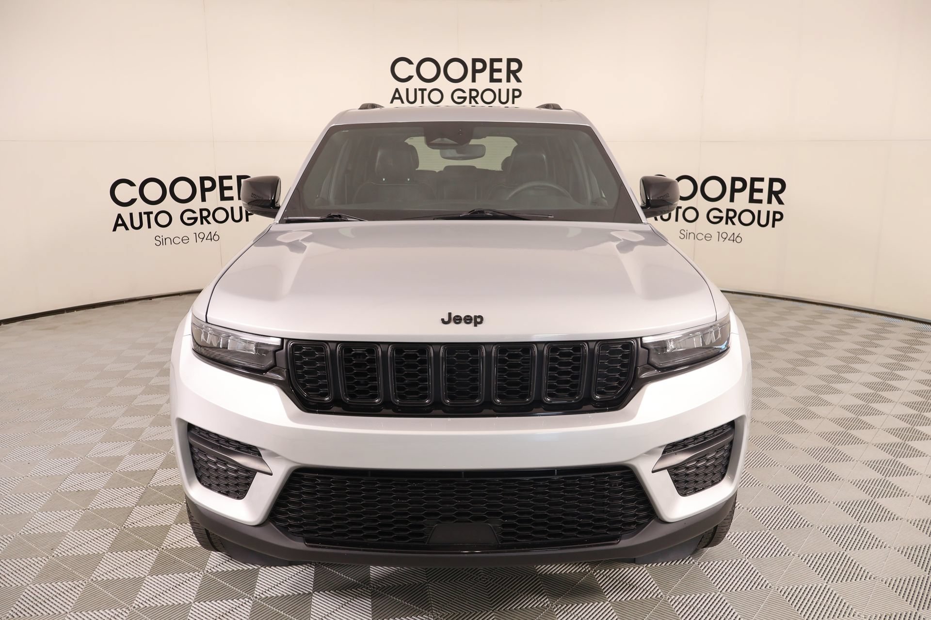Used 2023 Jeep Grand Cherokee Altitude AWD/4WD image 9