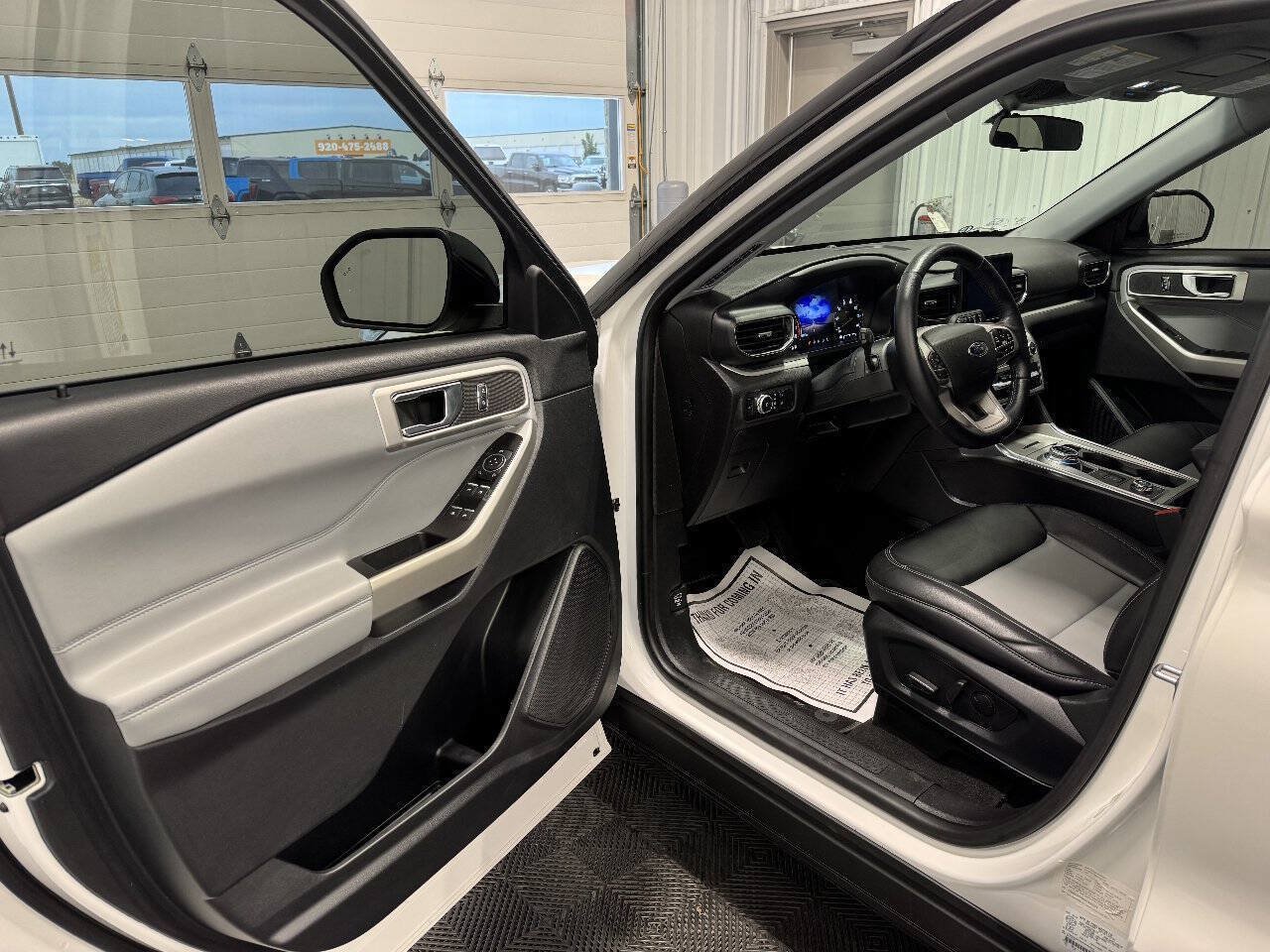 Used 2022 Ford Explorer XLT w/ XLT Sport Appearance Package AWD/4WD image 7