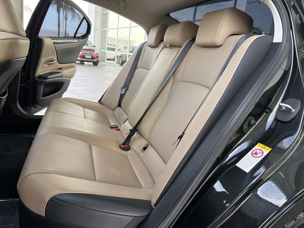 Used 2019 Lexus ES 300h w/ Premium Package image 12