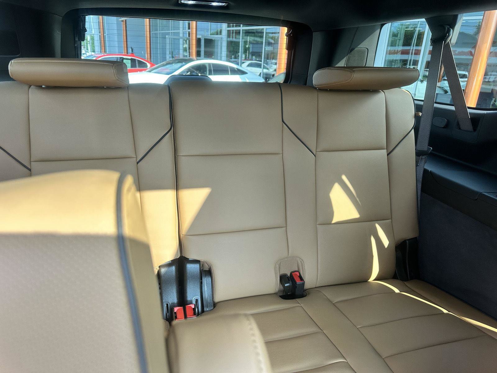 Used 2025 Cadillac Escalade ESV Premium Luxury w/ LPO, Radiant Package AWD/4WD image 16