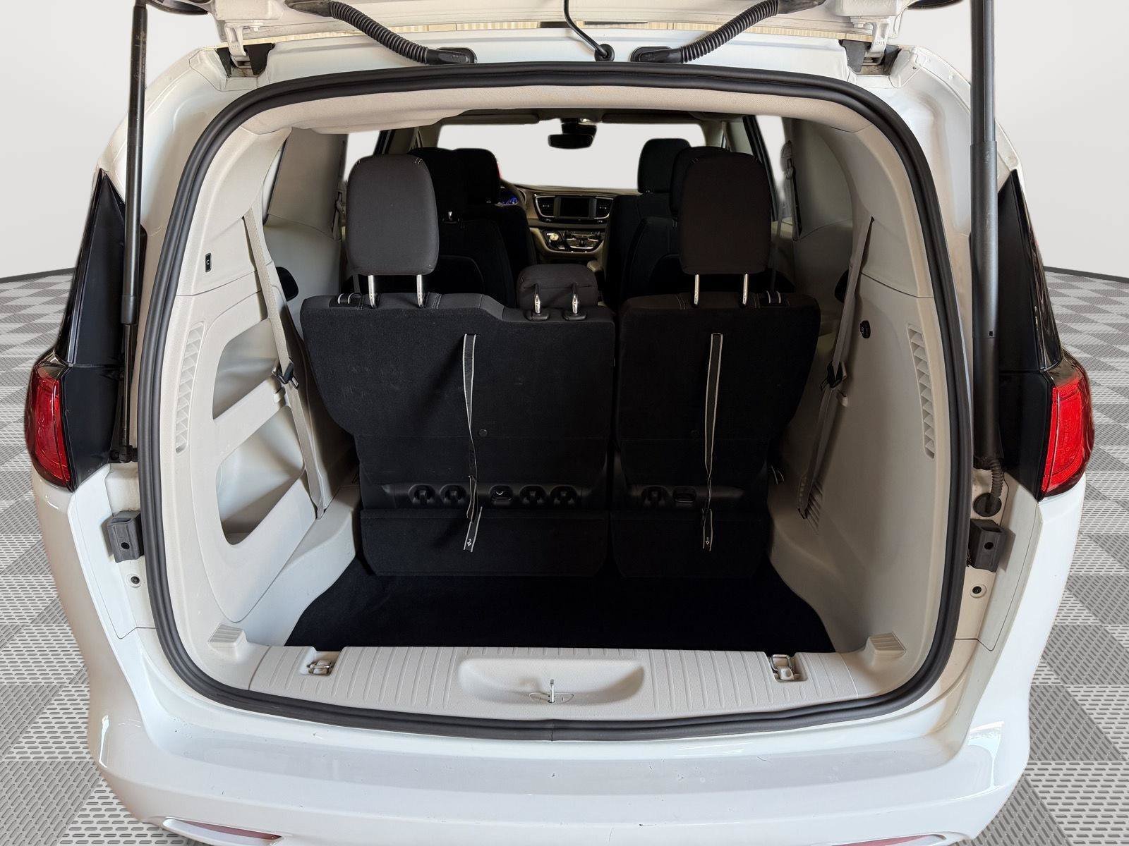 Used 2024 Chrysler Voyager LX FWD image 10