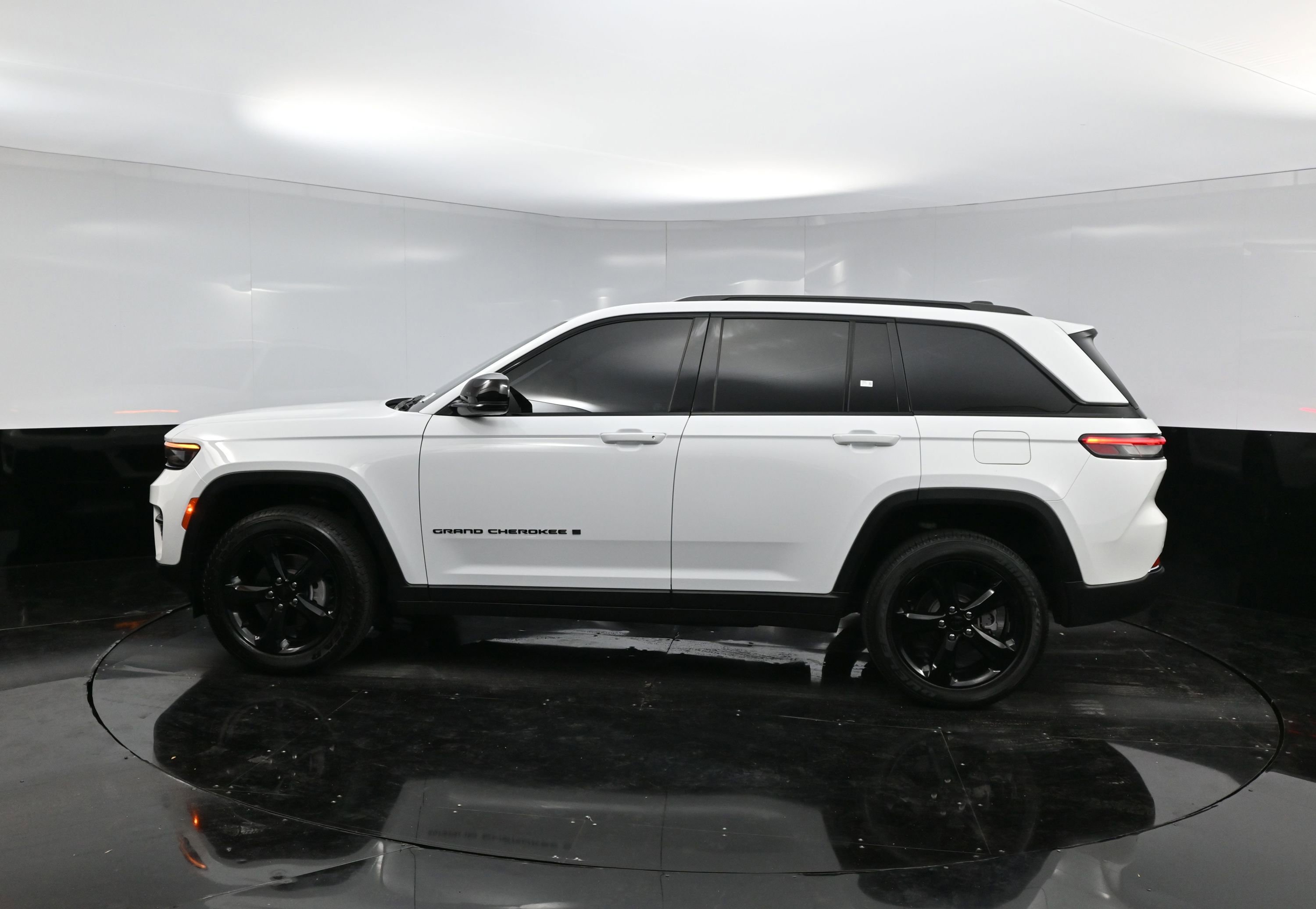 Used 2023 Jeep Grand Cherokee Altitude image 4