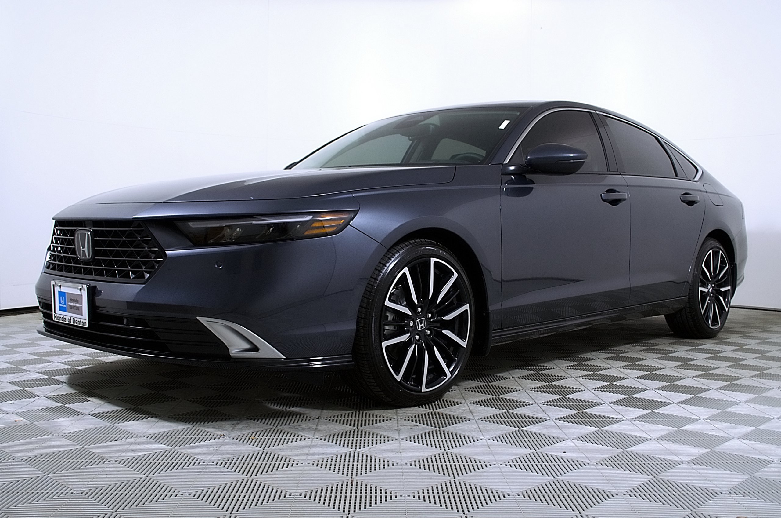 Used 2023 Honda Accord Touring image 2