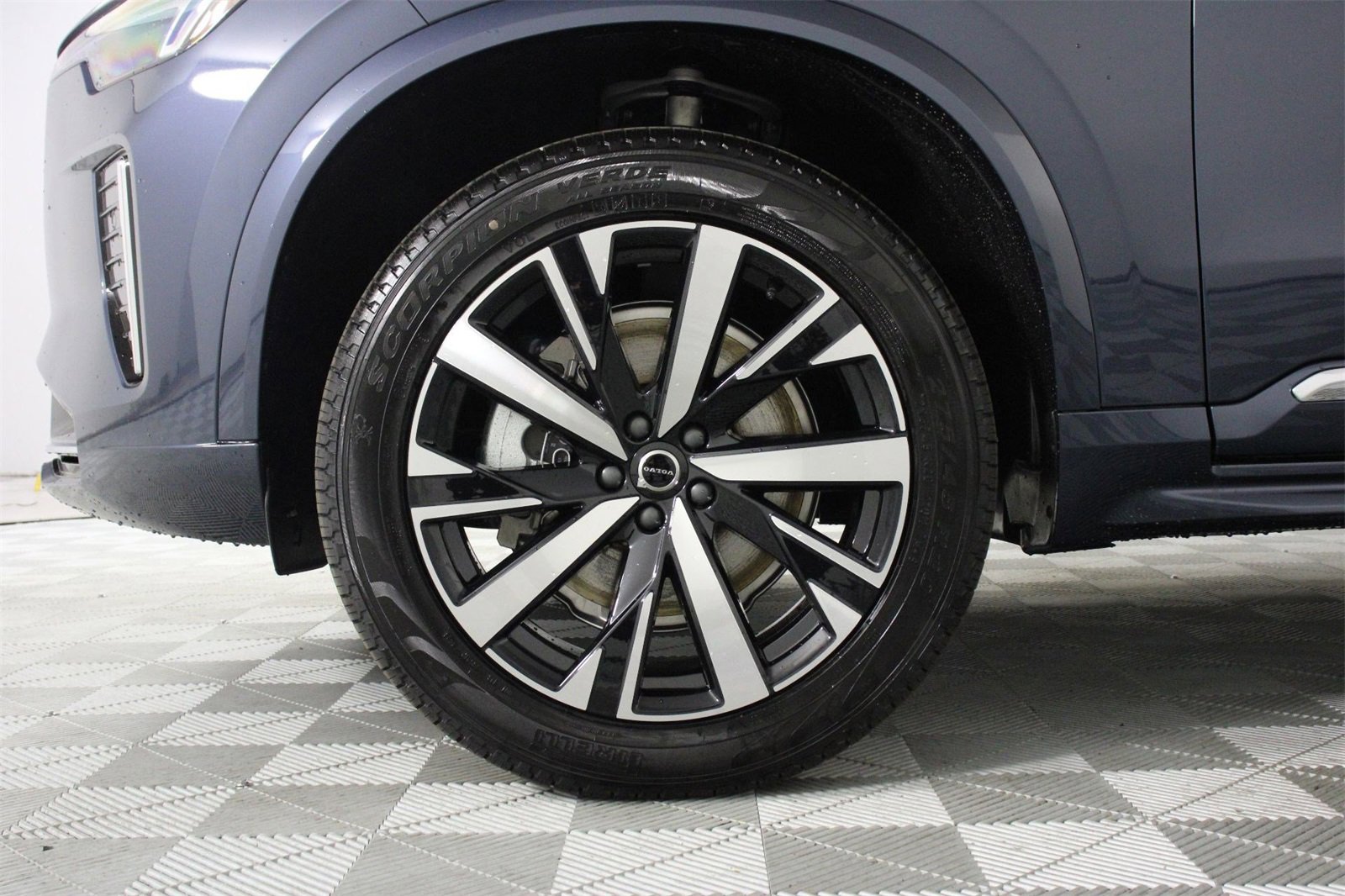 New 2025 Volvo XC90 B6 Core image 13