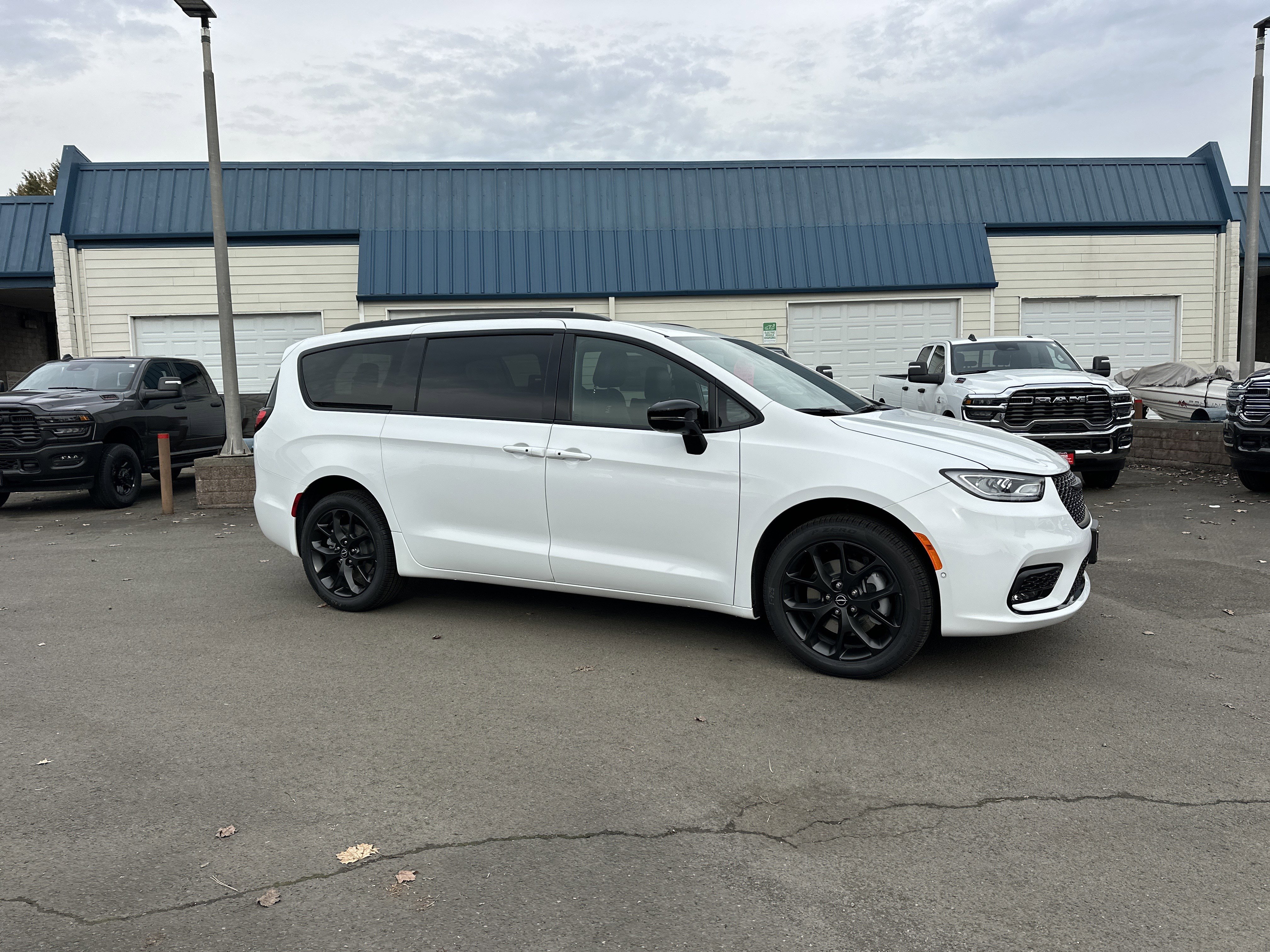 New 2026 Chrysler Pacifica Select w/ S Appearance Package image 7