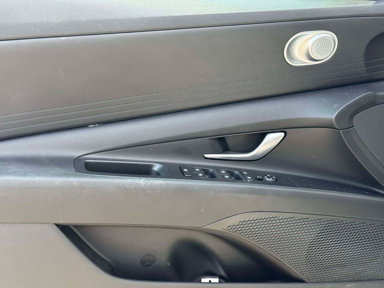 Used 2021 Hyundai Elantra SEL FWD image 16