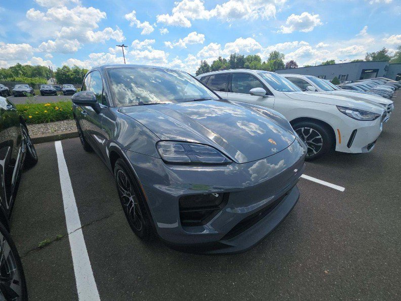 Used 2025 Porsche Macan 4 Electric AWD/4WD image 4