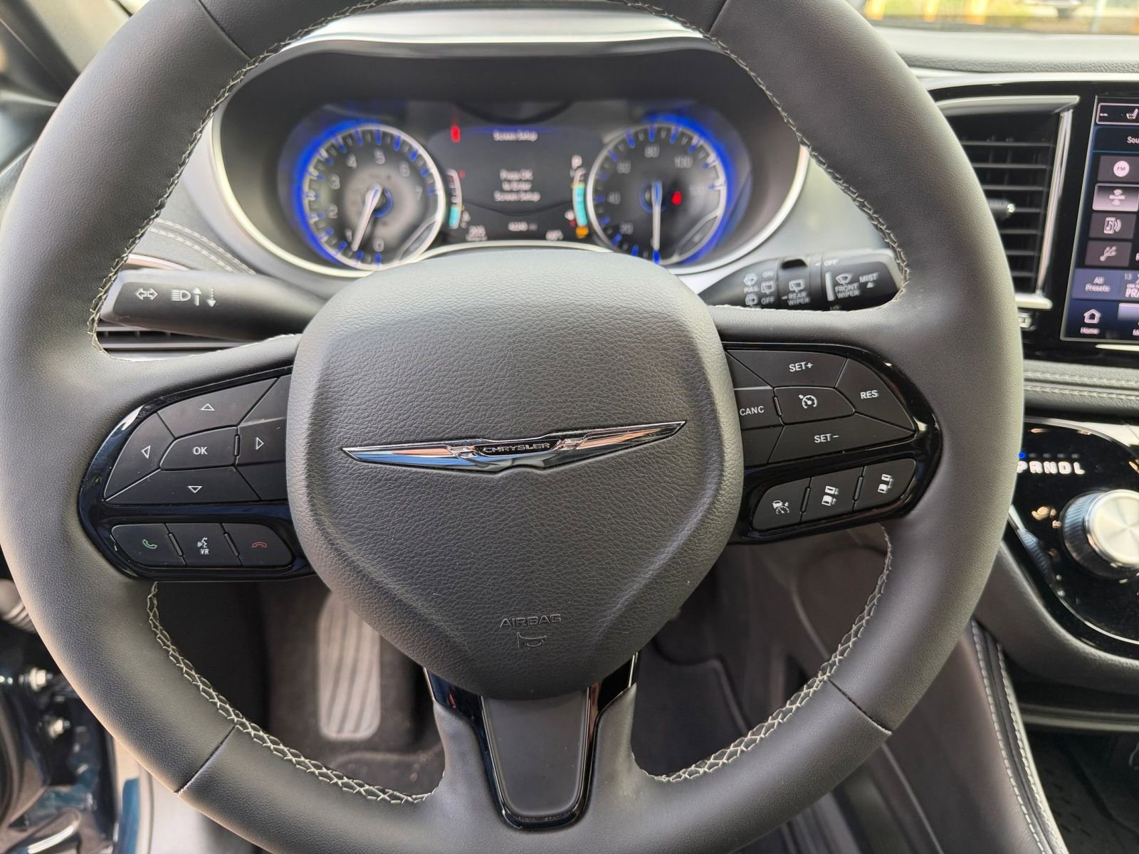 Used 2025 Chrysler Pacifica Limited image 31