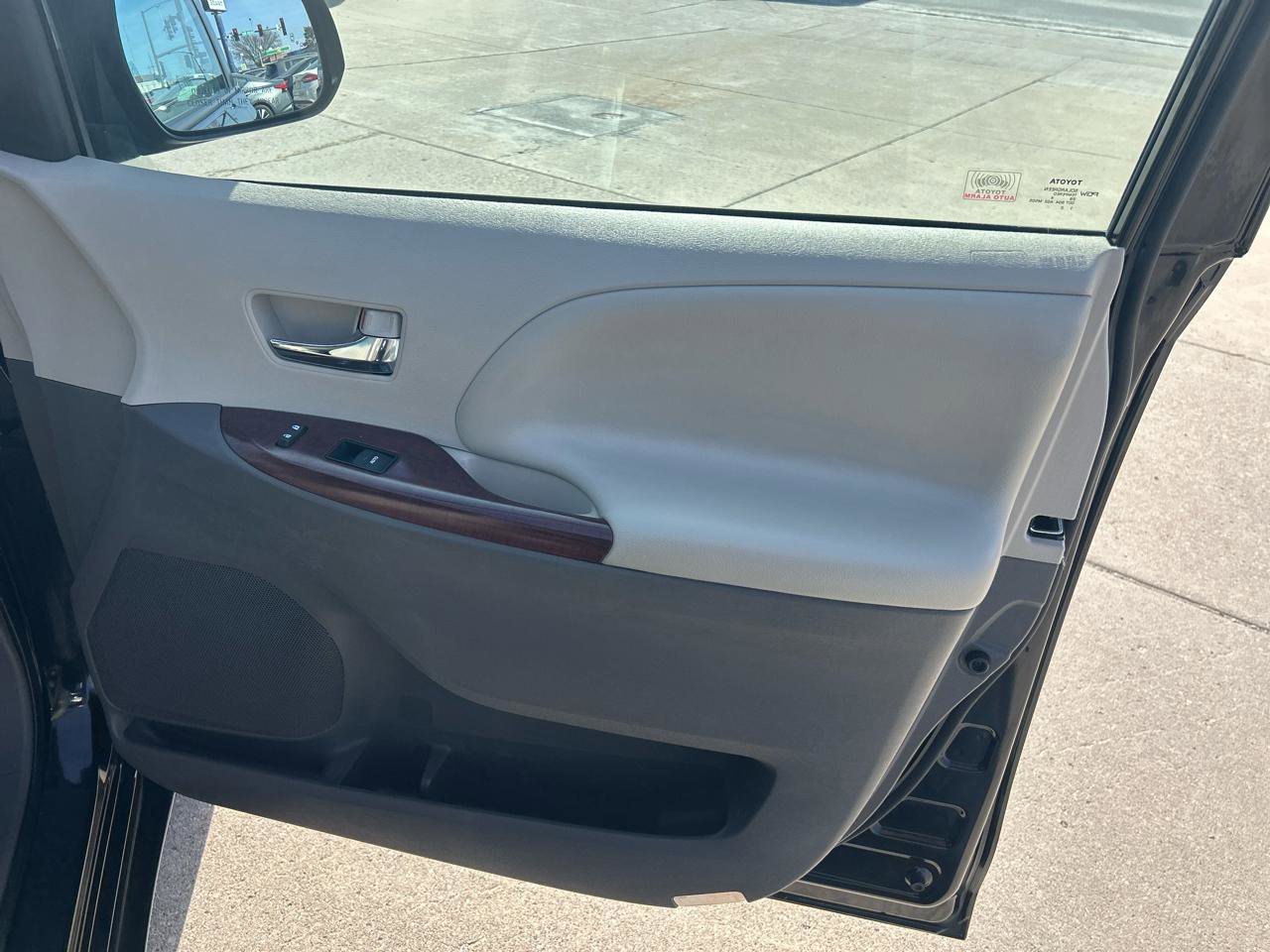 Used 2014 Toyota Sienna XLE w/ Entertainment Package FWD image 18