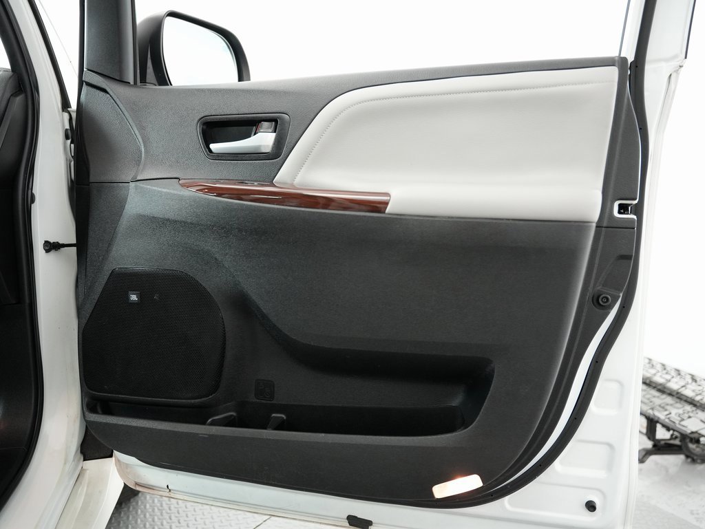 Used 2019 Toyota Sienna Limited Premium image 56