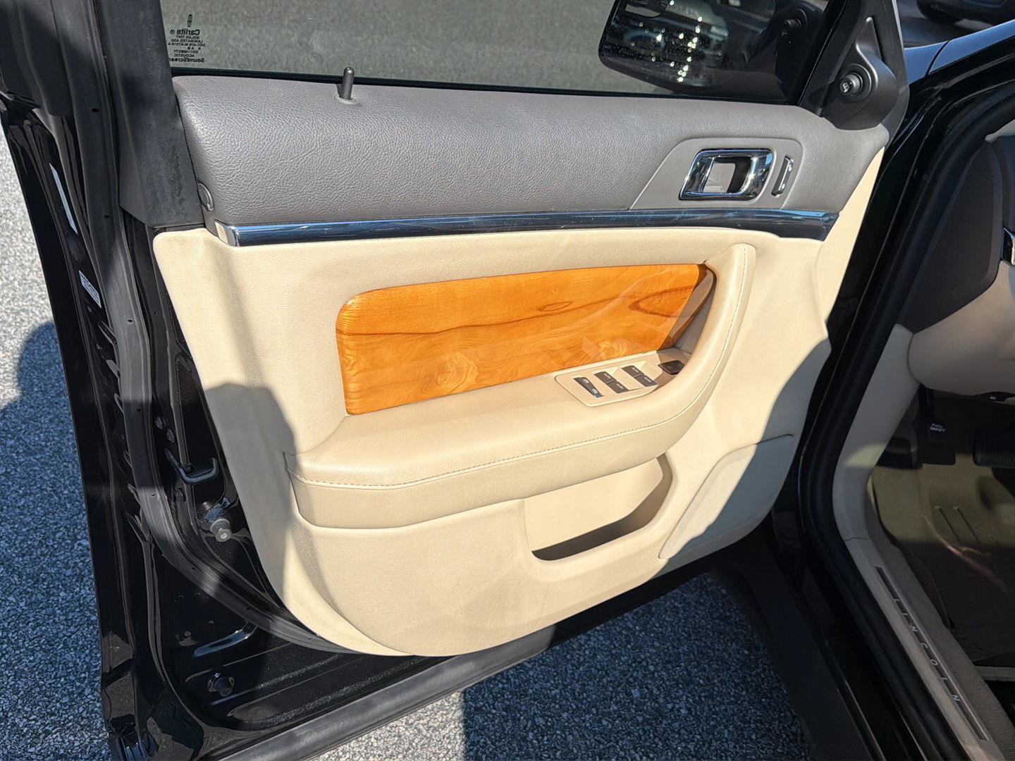Used 2010 Lincoln MKS FWD image 17