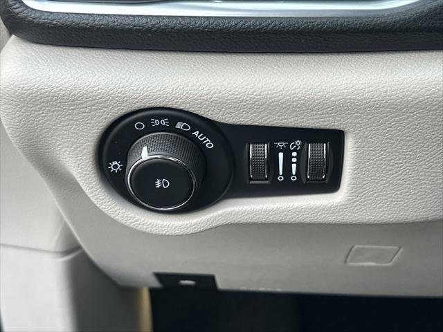 Certified 2024 Chrysler Pacifica Limited FWD image 25