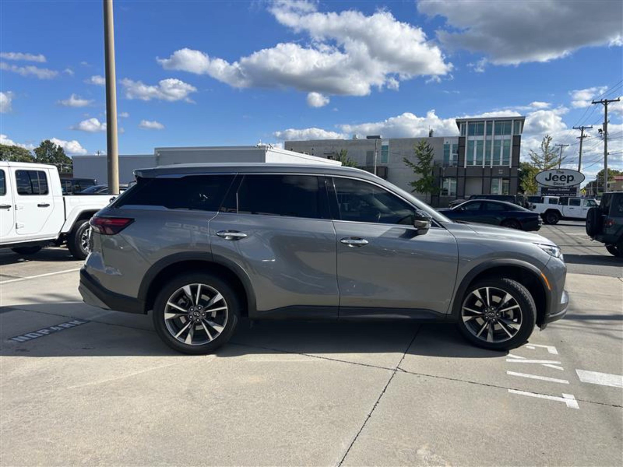Used 2022 INFINITI QX60 Luxe AWD/4WD image 9