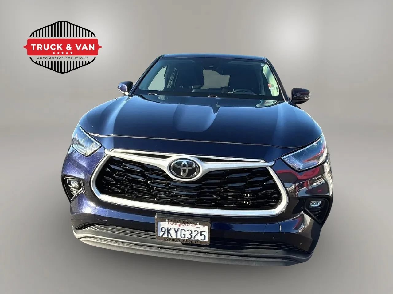 Used 2024 Toyota Highlander LE AWD/4WD image 2
