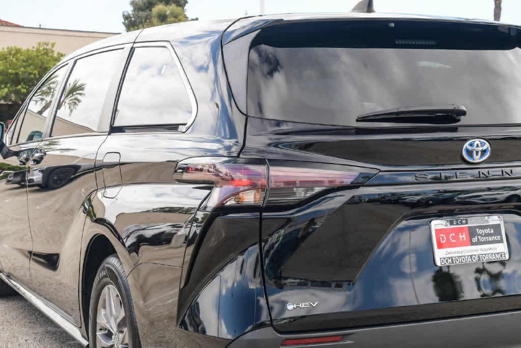 Used 2025 Toyota Sienna LE FWD image 7