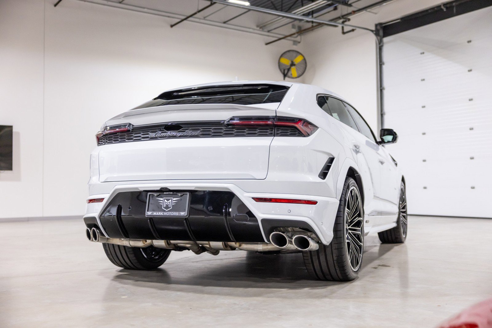 Used 2025 Lamborghini Urus SE image 4