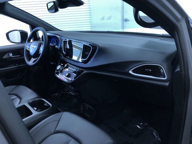 Used 2025 Chrysler Pacifica Select FWD image 24