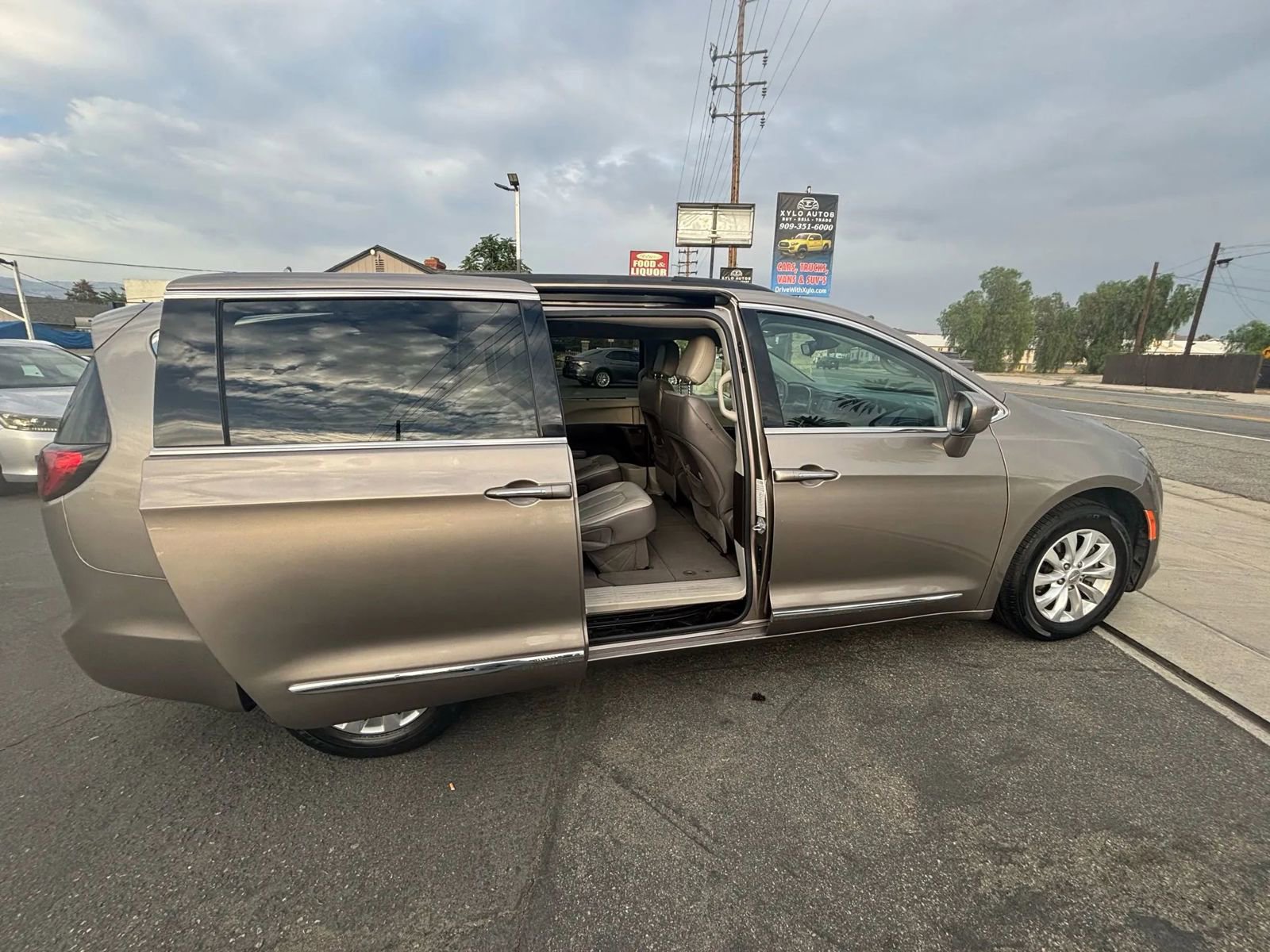 Used 2017 Chrysler Pacifica Touring-L image 27