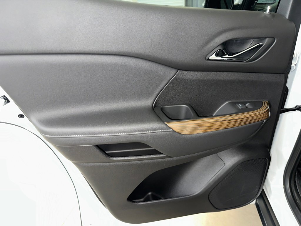 Used 2023 GMC Acadia SLE w/ Driver Convenience Package image 17