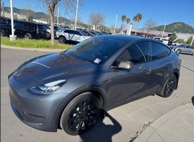 Used 2022 Tesla Model Y Long Range image 3