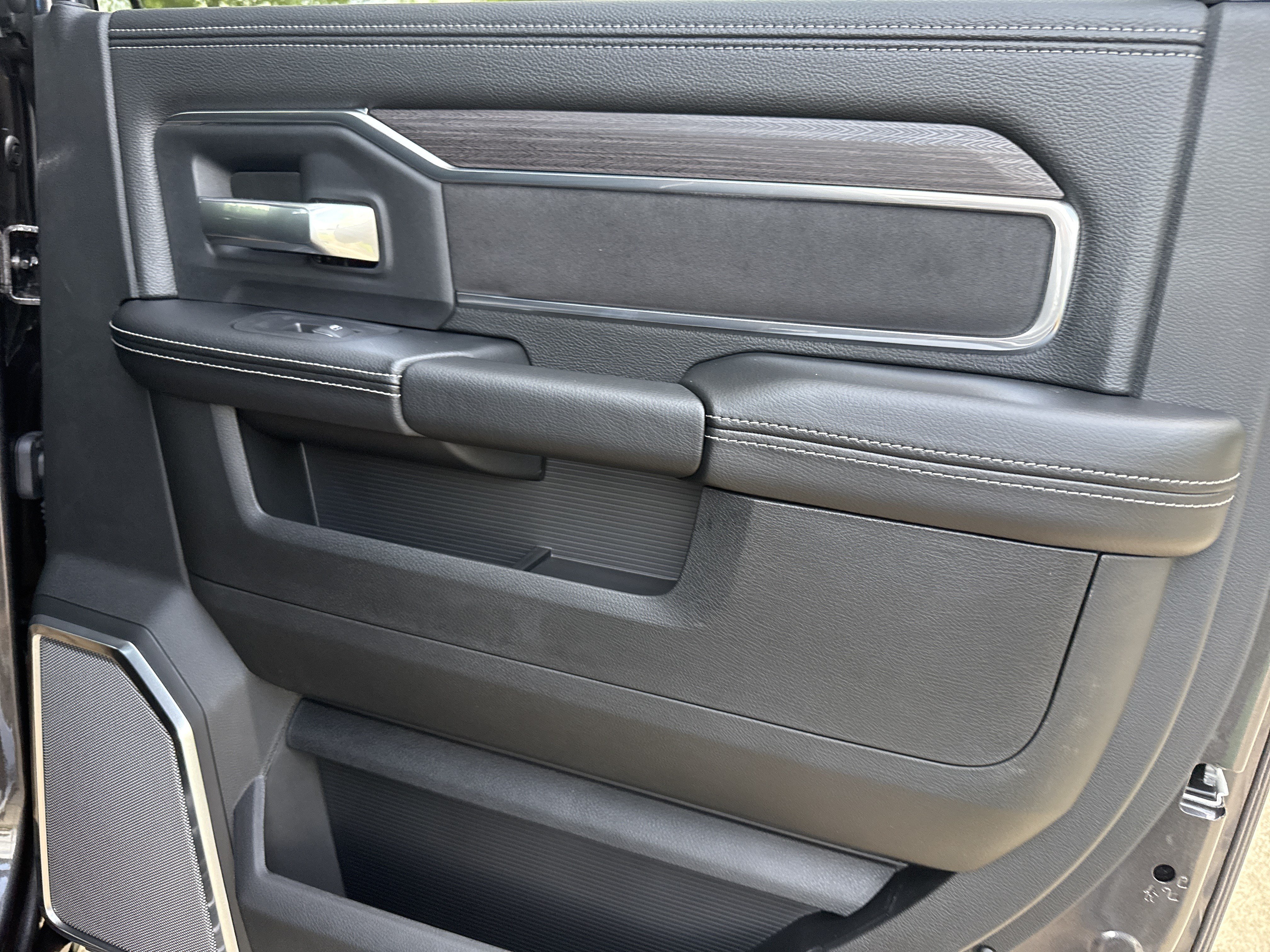 New 2026 RAM 5500 4x4 Crew Cab w/ Laramie Trim Package image 19