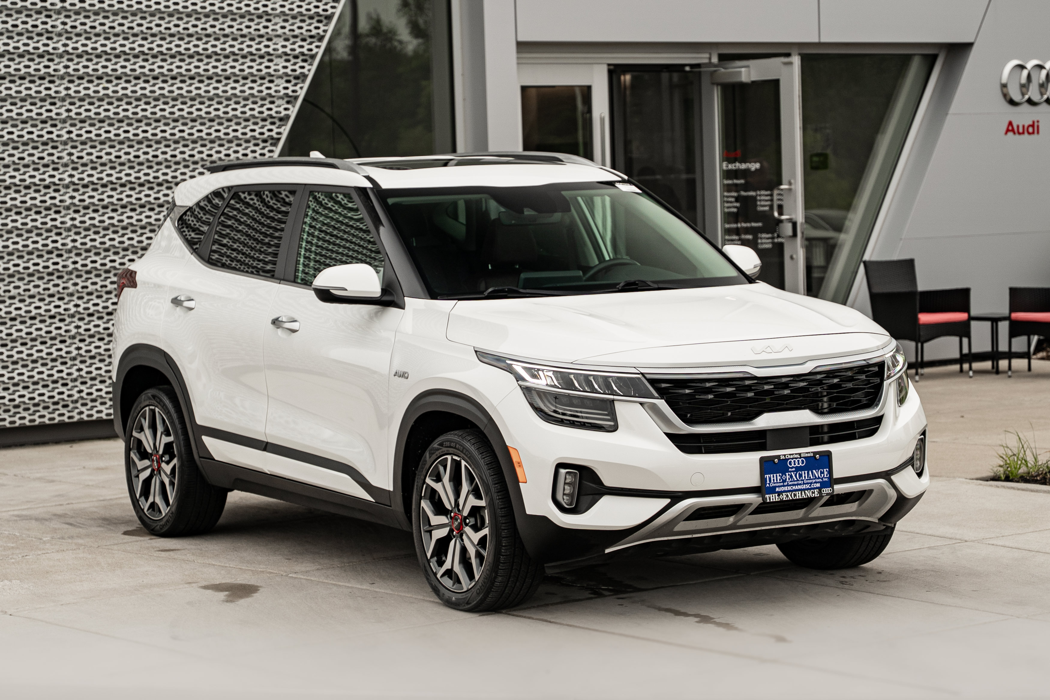 Used 2022 Kia Seltos SX w/ Sunroof Package AWD/4WD image 2