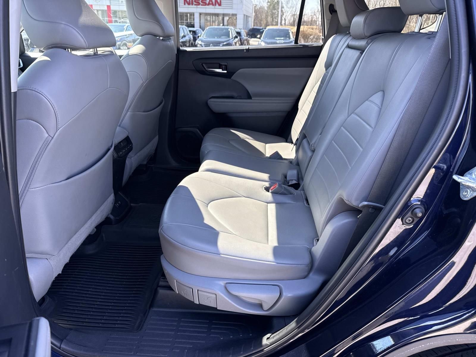 Used 2020 Toyota Highlander XLE AWD/4WD image 28