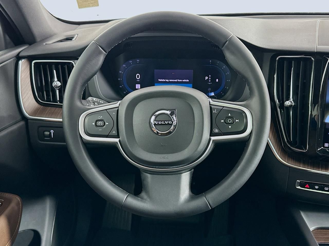 Used 2022 Volvo XC60 B5 Momentum AWD/4WD image 14