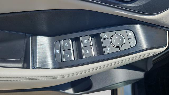 Used 2025 Nissan Rogue SL AWD/4WD image 15