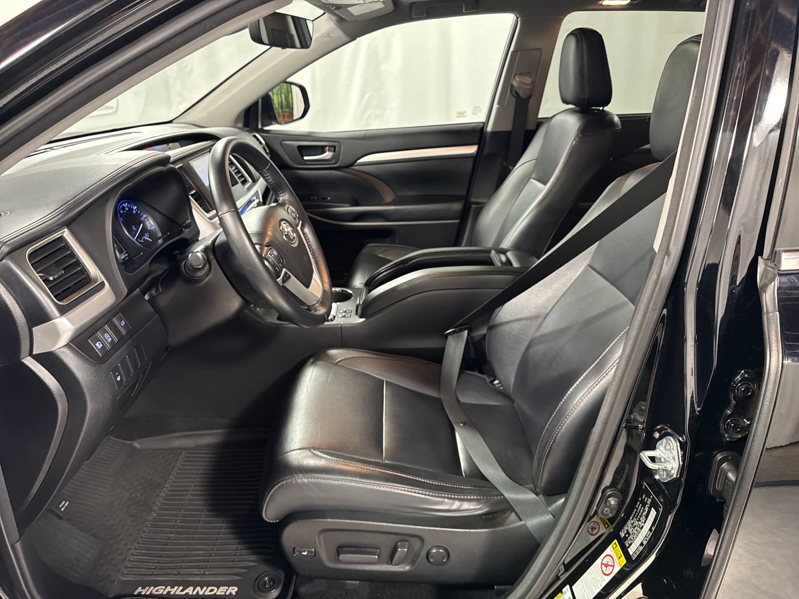 Used 2018 Toyota Highlander XLE AWD/4WD image 3