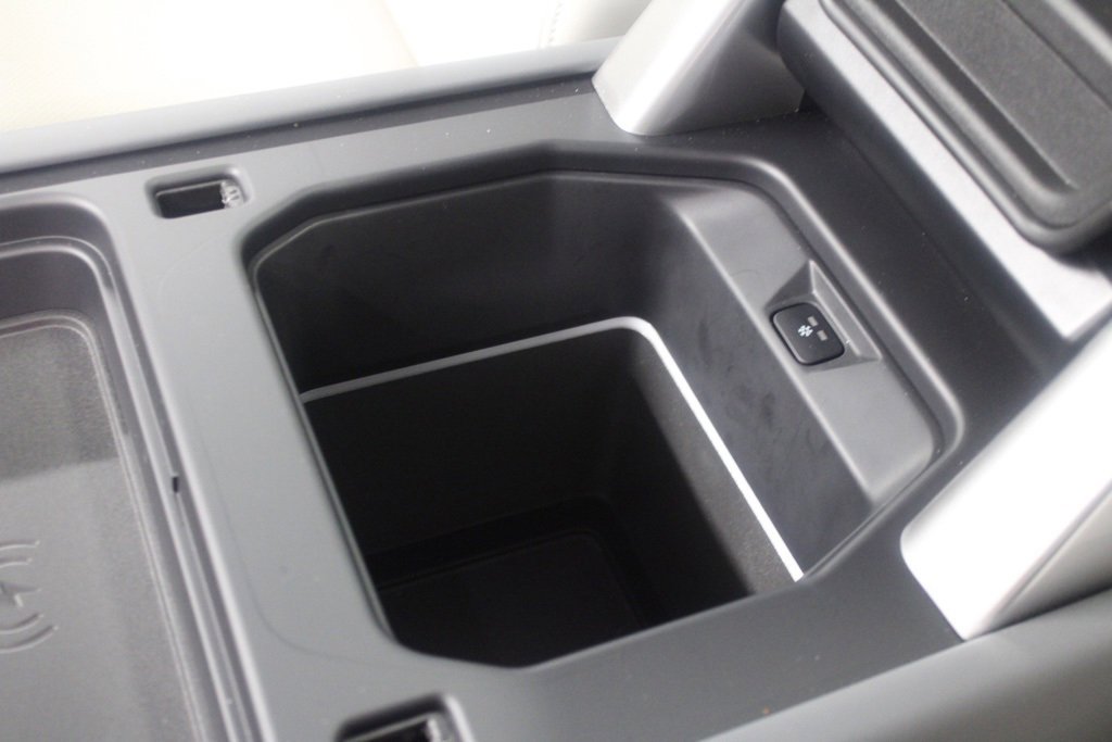 Used 2023 Land Rover Defender 130 SE image 31