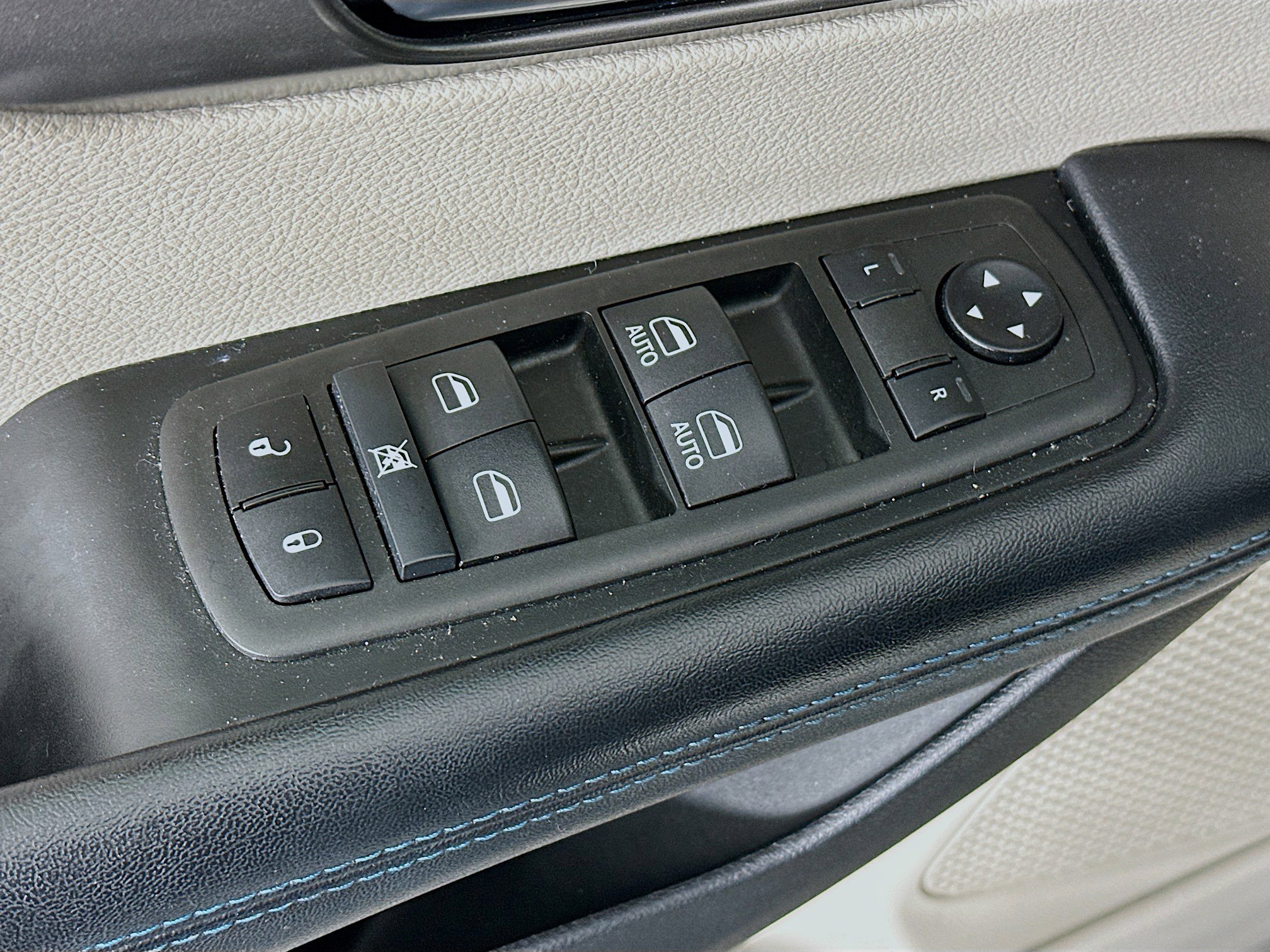 Used 2021 Chrysler Pacifica Touring-L image 15