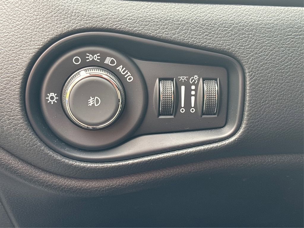 Used 2023 Jeep Renegade Latitude w/ Sun/Sound Group image 38