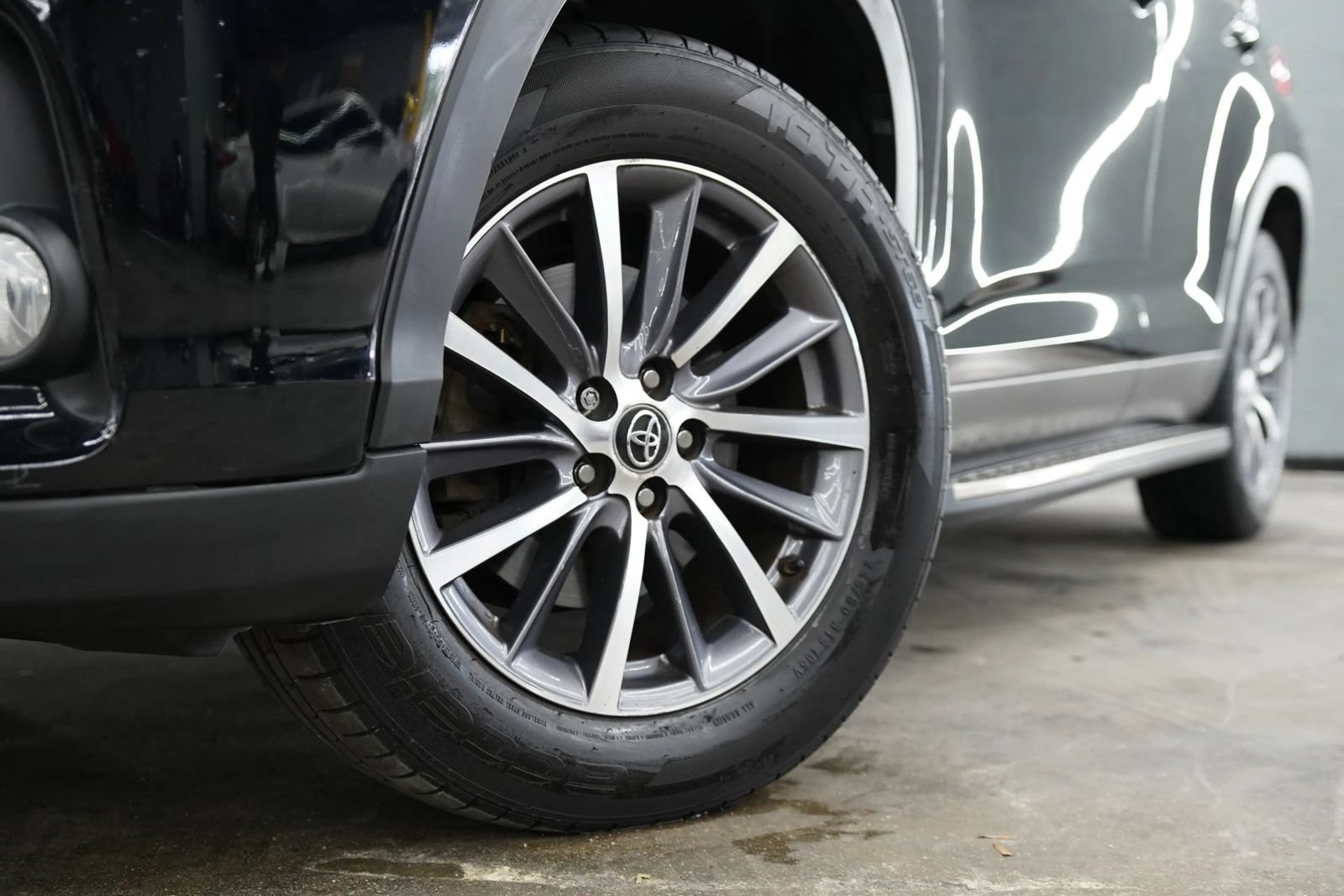 Used 2019 Toyota Highlander XLE FWD image 2